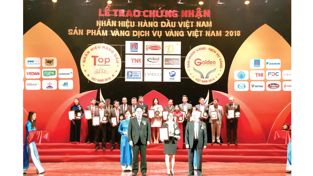 Đại diện Công ty Vedan nhận chứng nhận từ Ban tổ chức