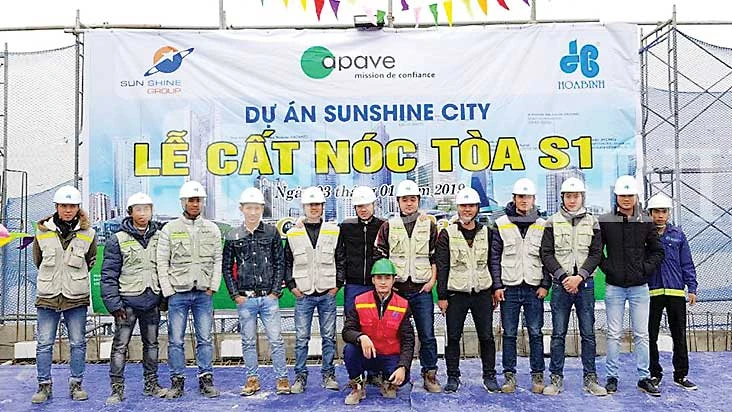 Công ty CP Tập đoàn Xây dựng Hòa Bình cất nóc vượt tiến độ dự án Sunshine City