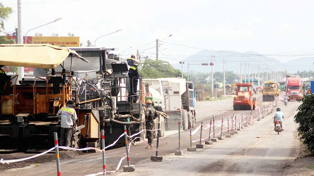 Công trường thi công, sửa chữa, khắc phục QL1A tại Bình Định những ngày cận tết