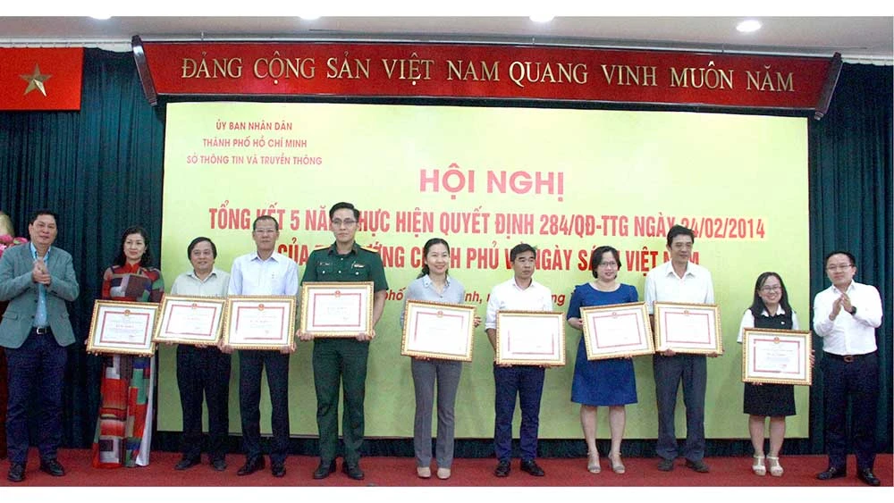 Ông Chu Văn Hòa và ông Từ Lương trao tặng bằng khen của Chủ tịch UBND TPHCM cho các tập thể có thành tích xuất sắc trong việc tổ chức và thực hiện Ngày Sách Việt Nam