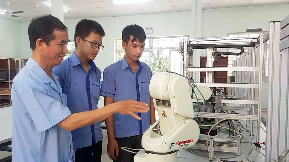 Đào tạo kỹ thuật viên thao tác trên robot tại Trường Cao đẳng Lý Tự Trọng. ẢNH: HOÀI NAM