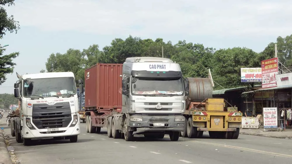 Xe container giành hết mặt đường chính trong KCN Sóng Thần, TX Dĩ An. Ảnh: VĂN PHONG