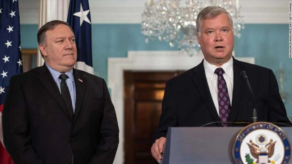 Đặc phái viên Mỹ về Triều Tiên Stephen Biegun (phải) và Ngoại trưởng Mike Pompeo tại trụ sở Bộ Ngoại giao Mỹ