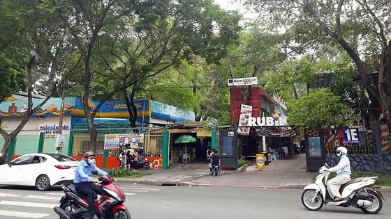 Thảo Cầm viên Sài Gòn nhìn từ phía cổng đường Nguyễn Thị Minh Khai