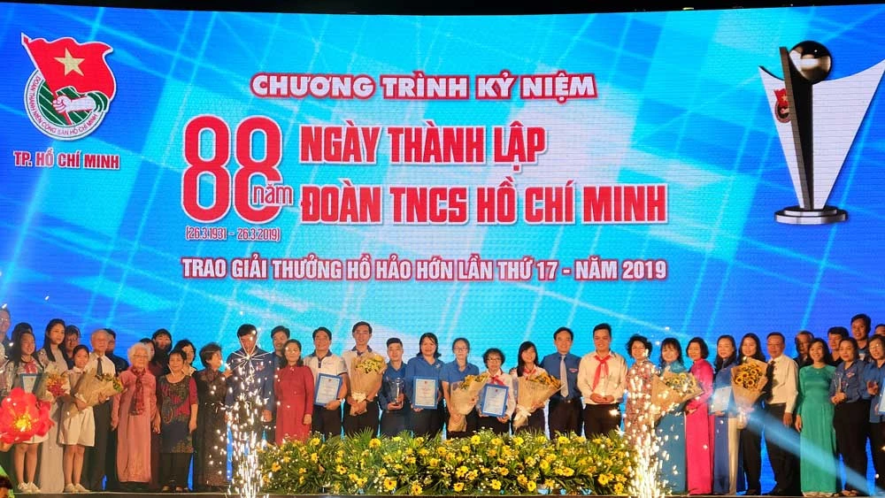 Các đồng chí lãnh đạo TPHCM chúc mừng những đơn vị đoạt giải thưởng. Ảnh: THU HƯỜNG