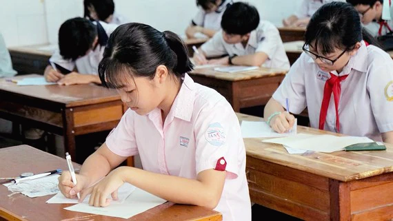 Sự cố đề khiến 6.400 học sinh thi lại môn Ngữ văn: Thí sinh lo lắng