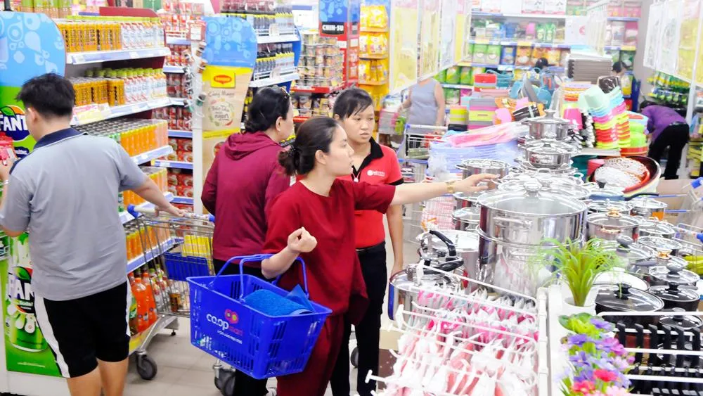 Mua sắm tại siêu thị ở TPHCM. Ảnh: CAO THĂNG