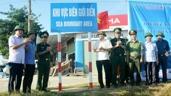 Các lực lượng tham gia công bố hoàn thành cắm biển báo khu vực biên giới biển. Ảnh: Biên phòng/Minh Toàn