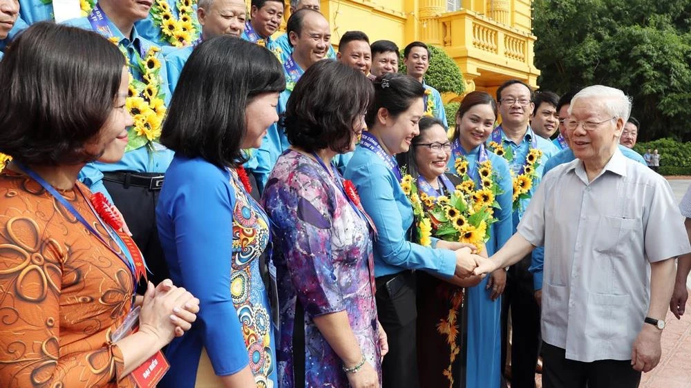 Tổng Bí thư, Chủ tịch nước Nguyễn Phú Trọng cùng các Chủ tịch công đoàn cơ sở tiêu biểu và cán bộ công đoàn. Ảnh: TTXVN