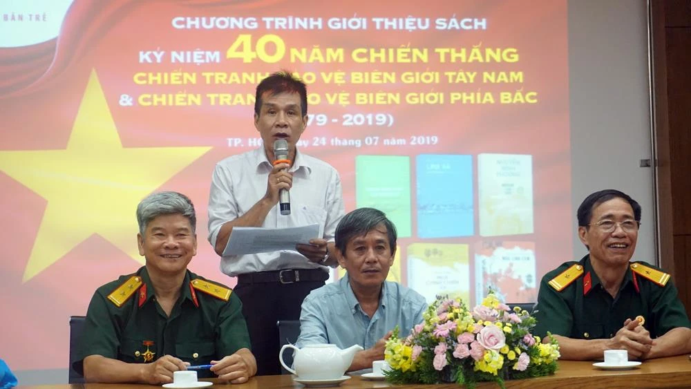 Nhà thơ Lê Minh Quốc (đứng) cùng 3 tác giả Đoàn Tuấn, Nguyễn Thành Nhân và Nguyễn Vũ Điền (từ trái qua) tại buổi giới thiệu bộ sách Bốn mùa