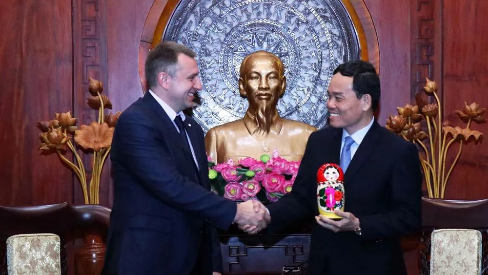 Ông Trần Lưu Quang tiếp ông Andrei Platonov. Ảnh: XUÂN TRUNG/TTXVN