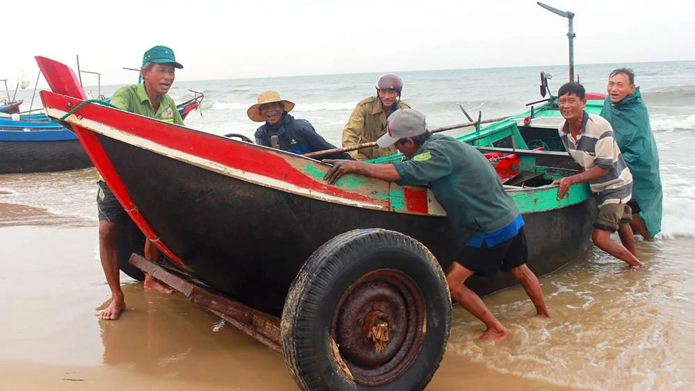 Ngư dân ở xã Cẩm Dương (Hà Tĩnh) đưa thuyền vào bờ tránh bão. Ảnh: DƯƠNG QUANG