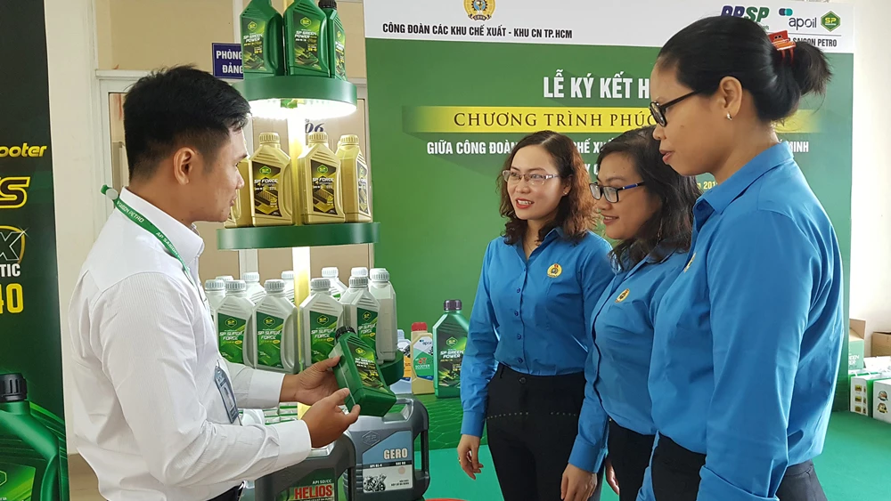 Đoàn viên công đoàn tìm hiểu các sản phẩm của Saigon Petro