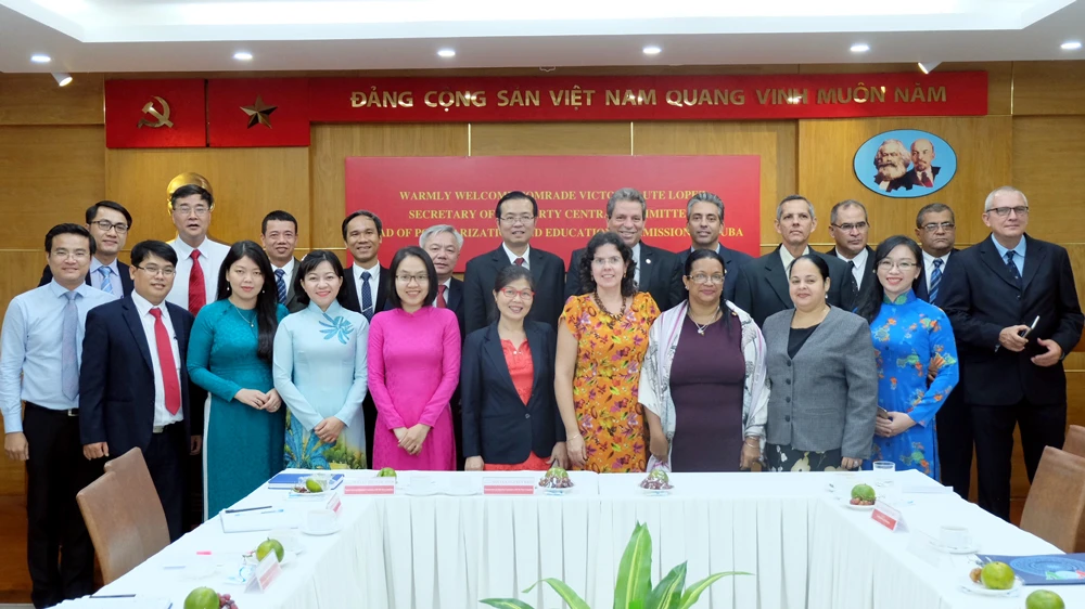 Lãnh đạo Ban Tuyên giáo Thành ủy TPHCM chụp hình lưu niệm với đoàn Ban Tư tưởng Trung ương Đảng Cộng sản Cuba