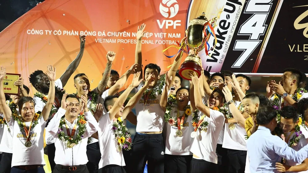 CLB bóng đá Hà Nội nâng Cup vô địch mùa giải V-League 2019