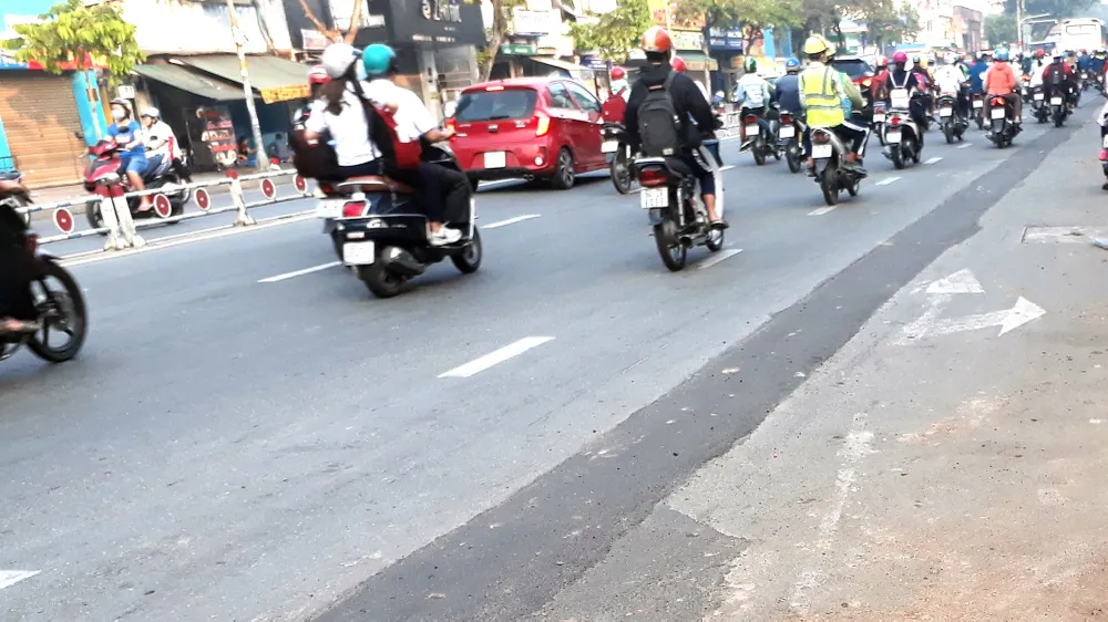 Tái lập mặt đường sơ sài không đảm bảo an toàn giao thông