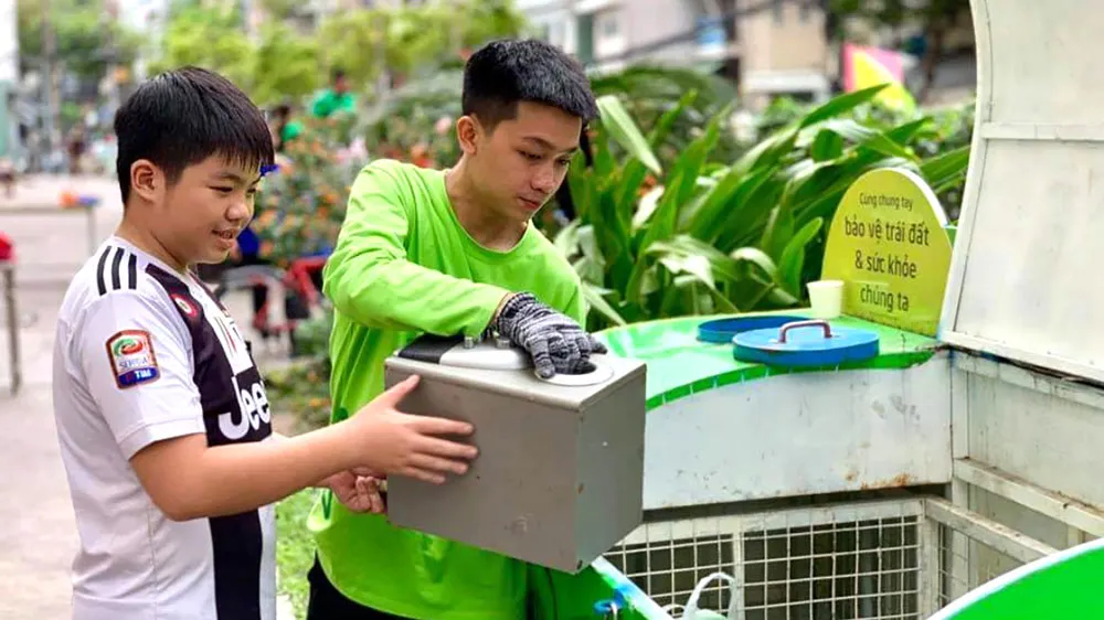 Đem rác thải điện tử đến điểm thu gom để tái chế