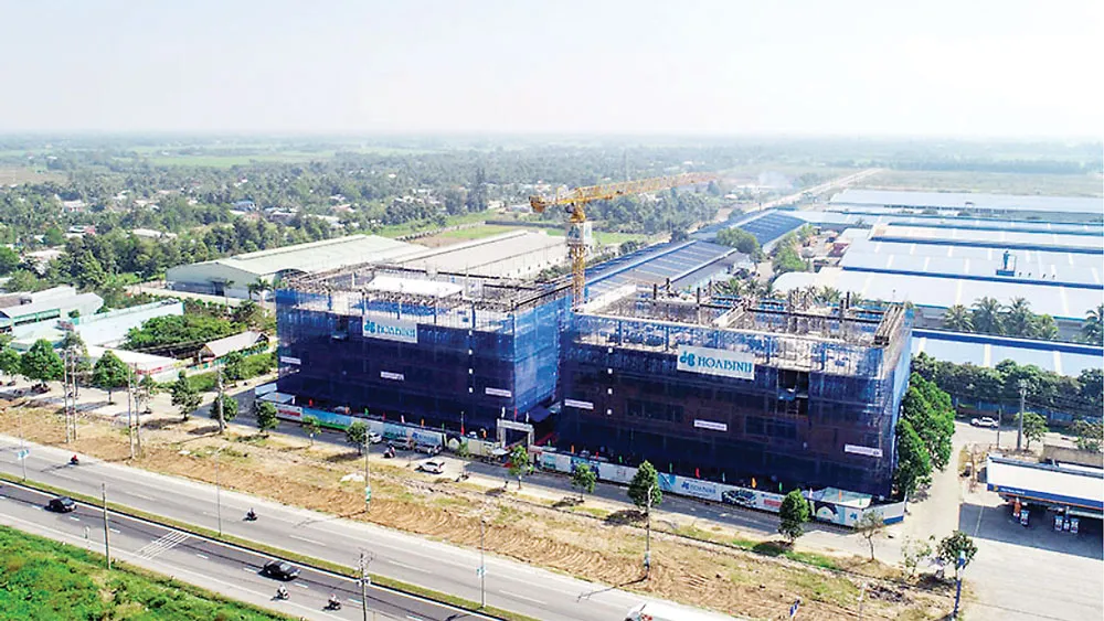 Hòa Bình cất nóc đúng tiến độ Tòa nhà phức hợp VP-TM Vĩnh Long