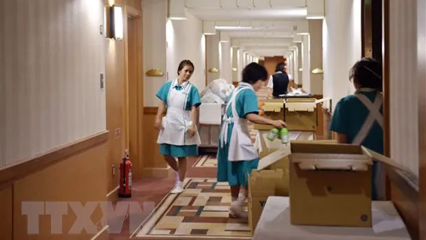 Nhân viên làm việc tại một khách sạn ở Tokyo, Nhật Bản. Ảnh: TTXVN