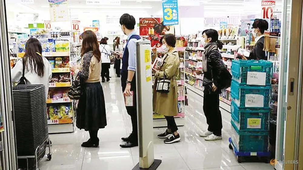 Người dân Tokyo xếp hàng mua khẩu trang tại một siêu thị ngày 26-3. Ảnh: Reuters