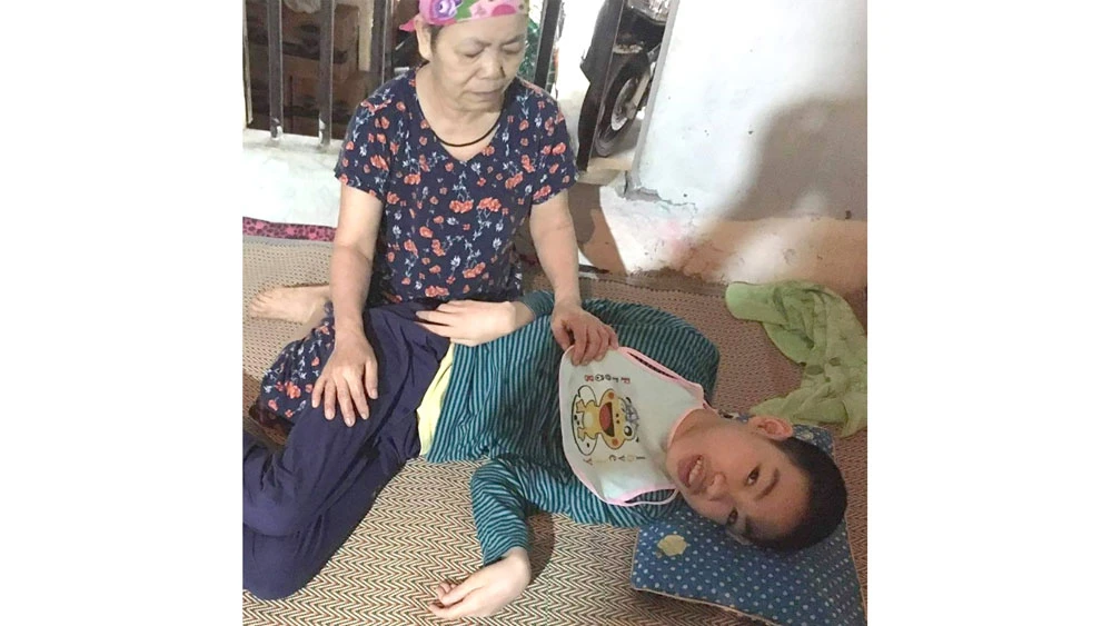 Phan Anh Cương bên bà