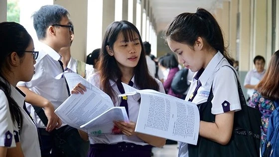 Thí sinh tại TPHCM tham dự kỳ thi THPT Quốc gia năm 2017. Ảnh: HOÀNG HÙNG