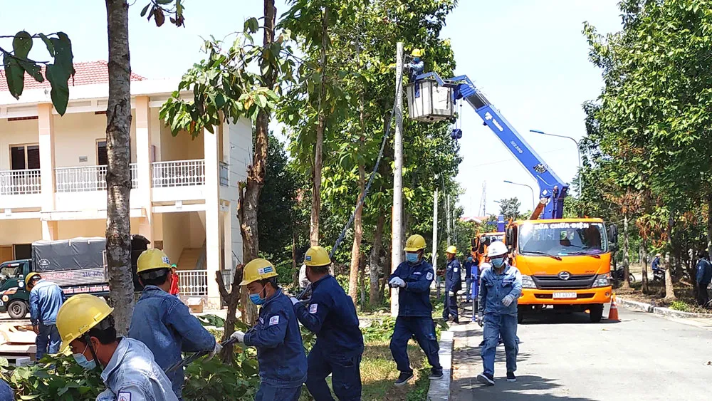 Nhân viên EVNHCMC kéo lưới cung cấp điện cho Bệnh viện Bệnh lý hô hấp cấp tính Củ Chi. Ảnh: VIỆT ANH