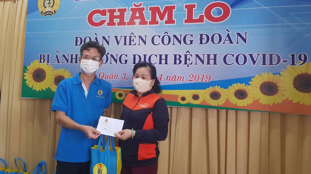 Liên đoàn Lao động quận 3 trao quà người lao động khó khăn