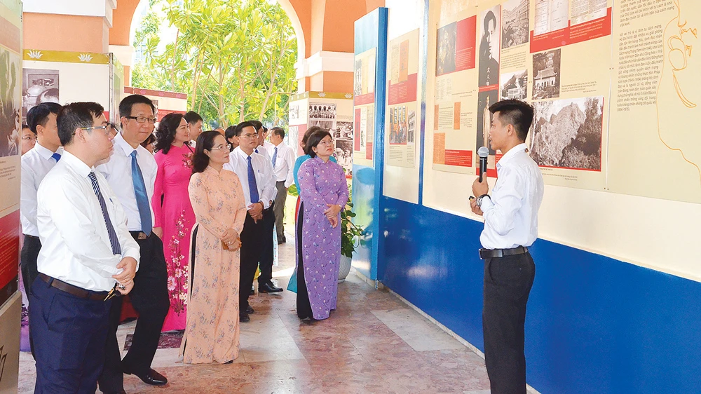 Đồng chí Nguyễn Thị Lệ, Phó Bí thư Thành ủy, Chủ tịch HĐND TPHCM, cùng các đảng viên trong buổi sinh hoạt chuyên đề “Hồ Chí Minh - Những nét phác họa chân dung”. Ảnh: MẠNH HÒA