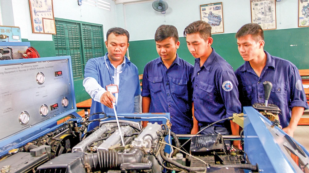 Thầy Nguyễn Quốc Đoàn giảng dạy bằng mô hình giúp học viên nắm kiến thức chắc hơn. Ảnh: THU HƯỜNG