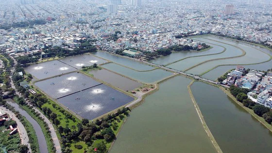 Hồ xử lý của Nhà máy Xử lý nước thải sinh hoạt Bình Hưng Hòa. Ảnh: CAO THĂNG