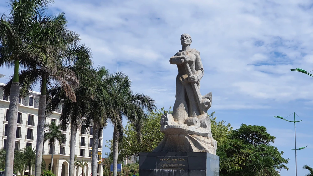 Tượng đài Mẹ Suốt ở làng Trung Bính