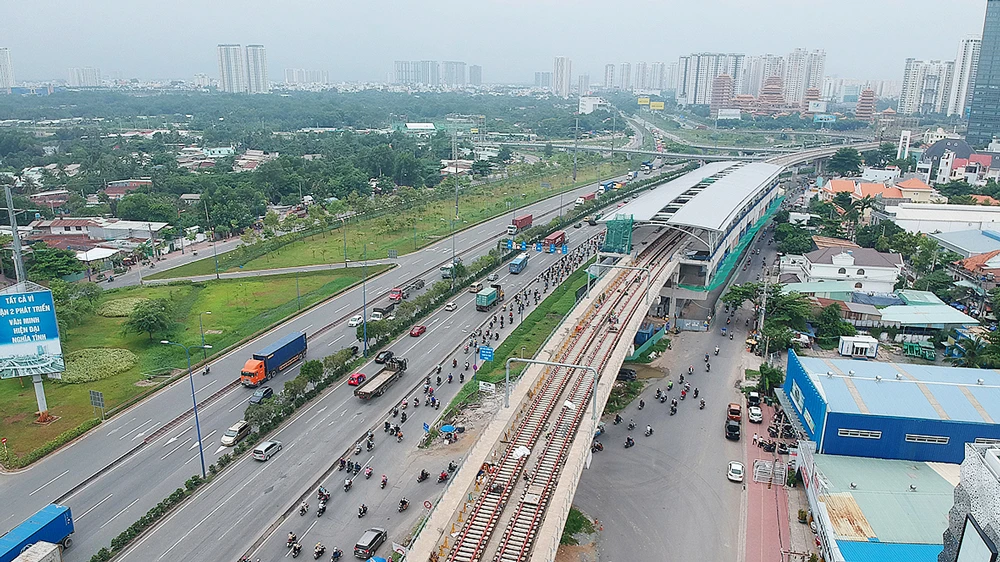 Tuyến đường sắt đô thị số 1 (Bến Thành - Suối Tiên), đoạn qua quận 2, TPHCM. Ảnh: CAO THĂNG