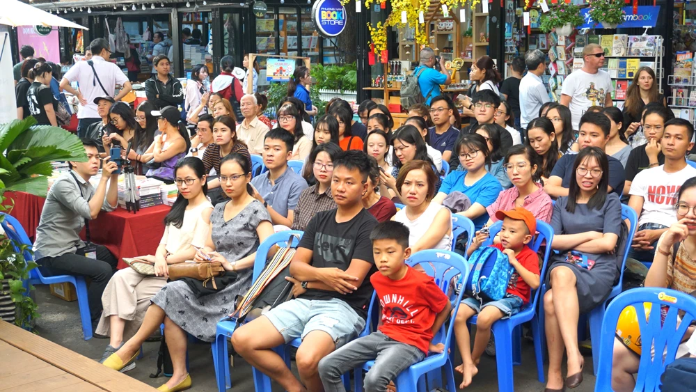 Độc giả dự một chương trình giao lưu trực tiếp