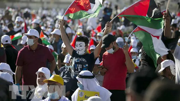 Người dân Palestine tuần hành phản đối kế hoạch hòa bình Trung Đông của Mỹ tại Jericho ngày 22-6-2020. Ảnh: TTXVN