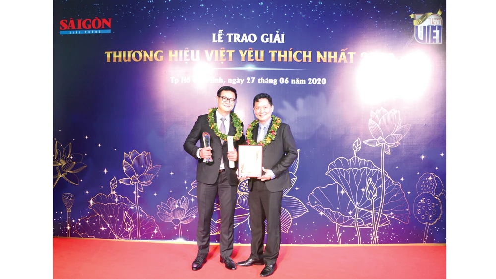 Ông Nguyễn Trần Vĩnh Anh - Giám đốc Khối Du lịch trong nước và ông Trần Trung Hiếu - Giám đốc Khối Hướng dẫn Công ty Du lịch TST tourist nhận giải Thương hiệu Việt 2020 và Thương hiệu vàng 14 năm liên tiếp