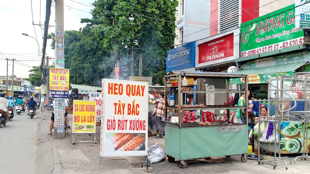 Vỉa hè đường Nguyễn Duy Trinh (quận 2) có nơi rộng cả chục mét nhưng đã bị lấn chiếm toàn bộ. Ảnh: THU HƯỜNG