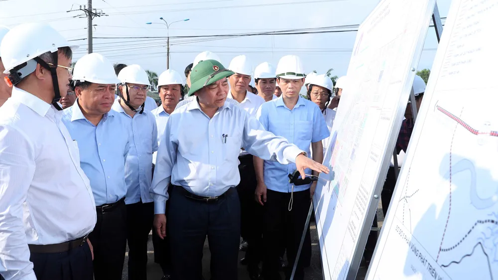 Thủ tướng Nguyễn Xuân Phúc xem bản đồ quy hoạch sử dụng đất khu dân cư tái định cư xã Lộc An - Bình Sơn, huyện Long Thành, tỉnh Đồng Nai. Ảnh: TTXVN