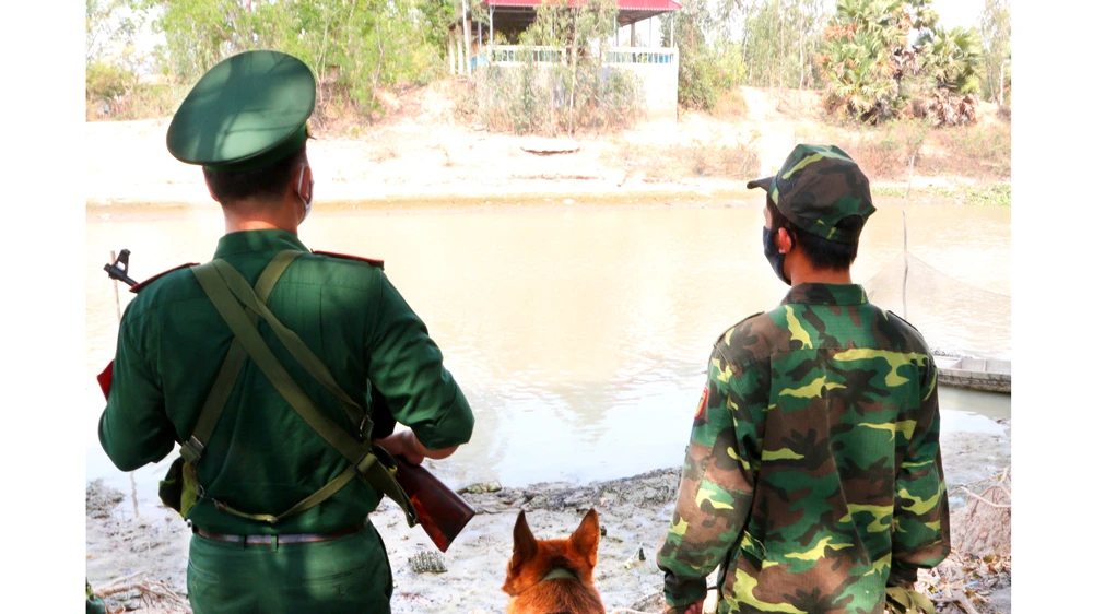 Lực lượng chức năng tuần tra, kiểm soát tại khu vực biên giới Tây Nam. Ảnh: TUẤN QUANG