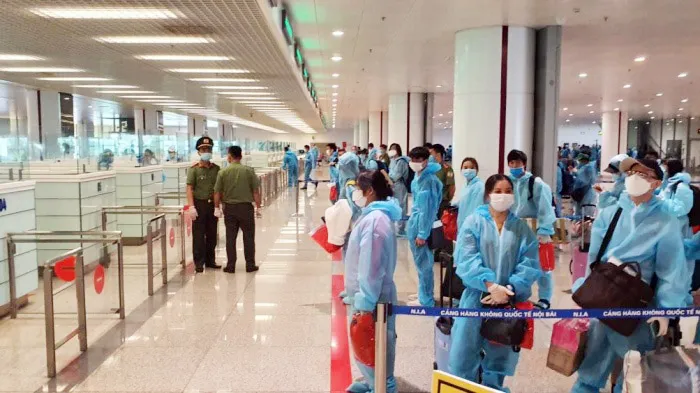 Hành khách chuyến bay thương mại quốc tế đầu tiên về Việt Nam đang làm thủ tục nhập cảnh