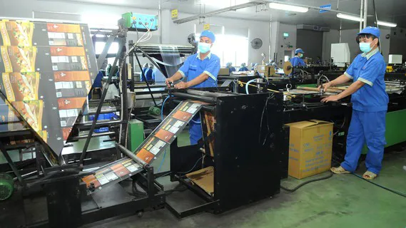 Sản xuất sản phẩm nhựa. Ảnh: CAO THĂNG