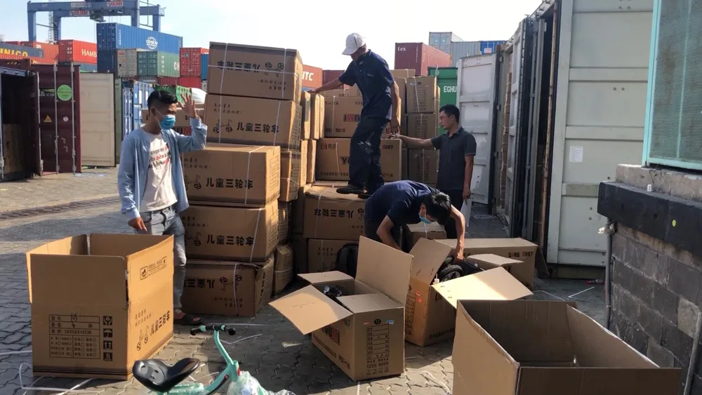 Cơ quan chức năng kiểm đếm hàng hóa có dấu hiệu vi phạm tại cảng Cát Lái, TPHCM. Ảnh: CAO THĂNG