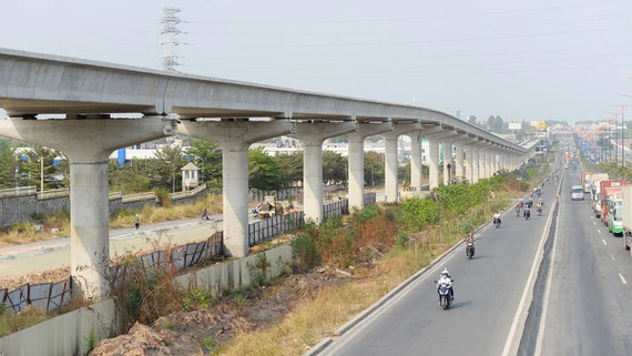 Đoạn đi trên cao của tuyến metro Bến Thành - Suối Tiên. Ảnh: QUỐC HÙNG