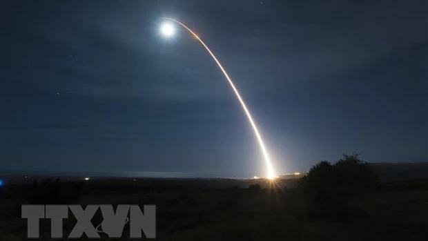 Tên lửa đạn đạo liên lục địa (ICBM) Minuteman 3 không mang đầu đạn được phóng từ bang California nhằm vào một mục tiêu ở Thái Bình Dương trong một cuộc tấn công giả định. Ảnh: AFP/ TTXVN