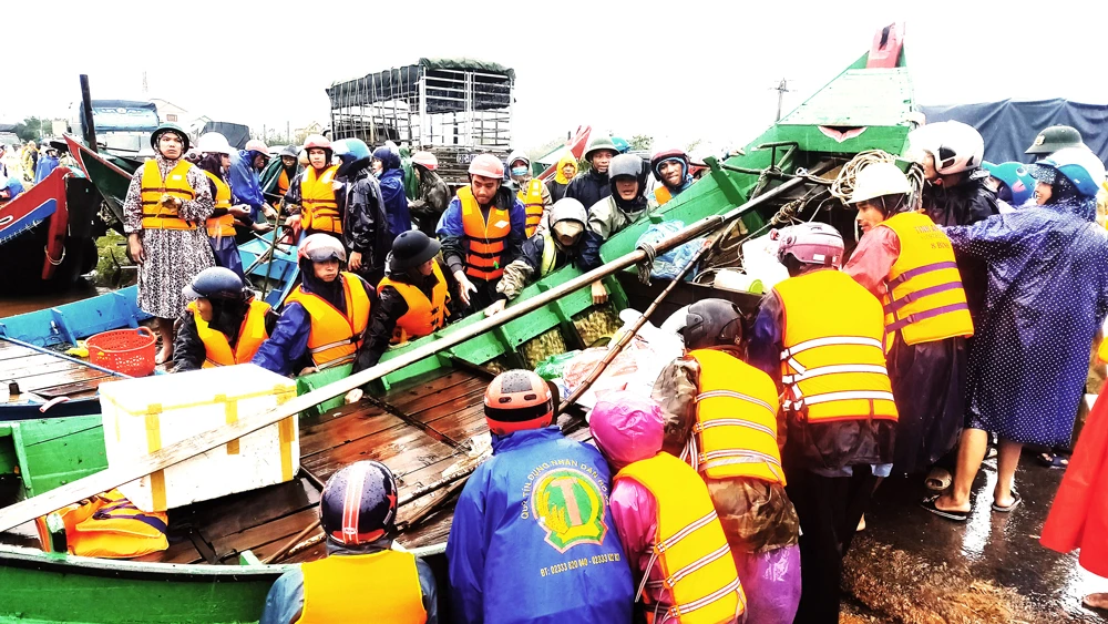 Từ đêm 18-10, lũ ồ ạt nhấn chìm hàng chục ngàn hộ dân ở huyện Lệ Thủy, ngư dân các làng biển Ngư Thủy (huyện Lệ Thủy, Quảng Bình) tự nguyện đưa hàng trăm thuyền đánh cá lên cứu đồng bào