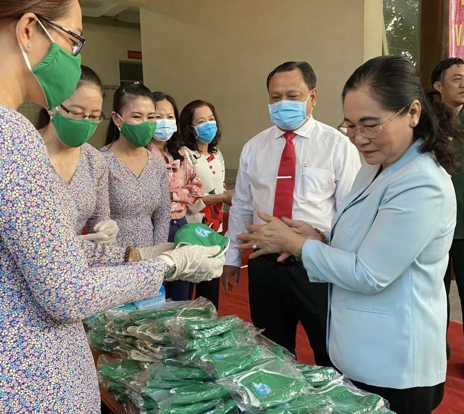 Đồng chí Nguyễn Thị Lệ, Phó Bí thư Thành ủy, Chủ tịch HĐND TPHCM động viên cán bộ, hội viên Hội LHPN quận 11 may khẩu trang tặng người dân phòng chống Covid-19