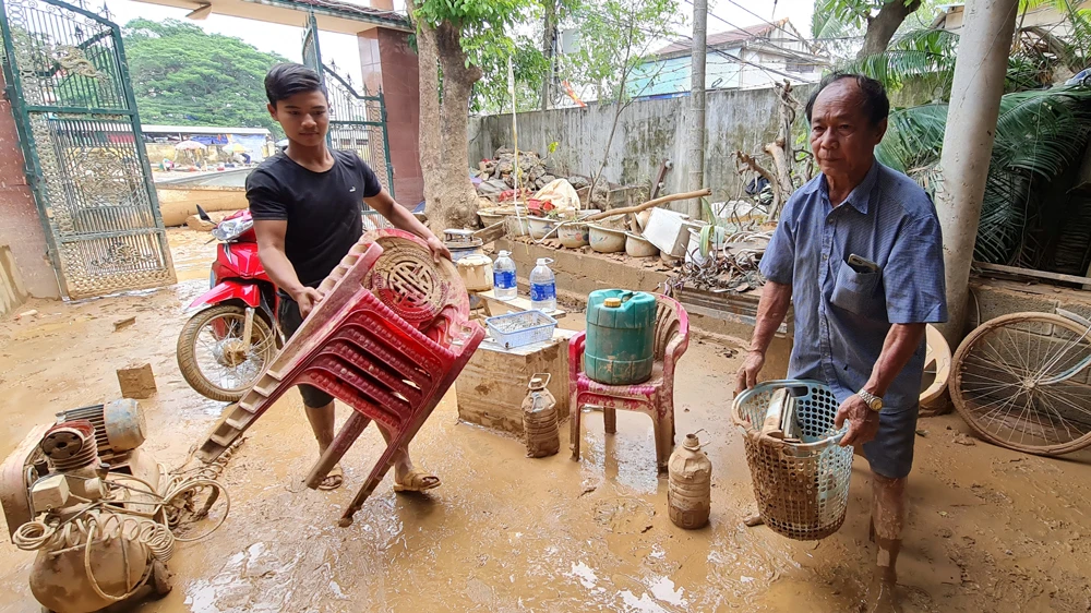 Ông Võ Văn Bình và cháu ngoại Võ Nhật Thanh sau khi đi cứu người về thì tài sản trong nhà bị hư hỏng hết