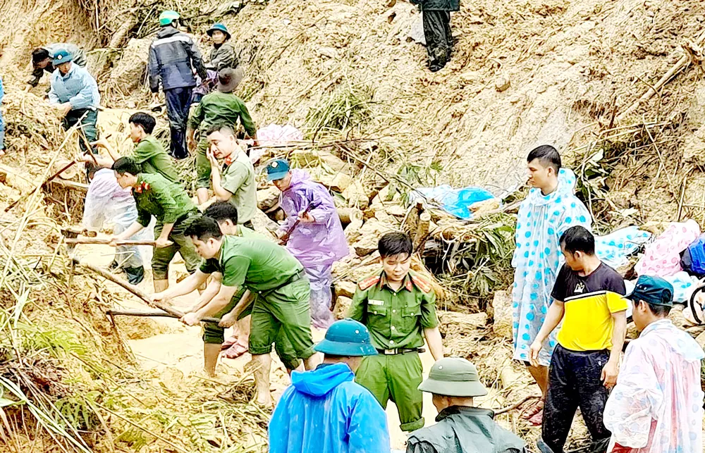 Lực lượng chức năng tổ chức tìm kiếm nạn nhân mất tích trong vụ sạt lở tại Bắc Trà My. Ảnh: NGỌC PHÚC