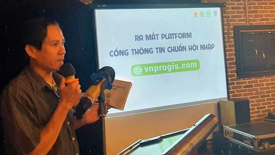 Đại diện Ban tổ chức giới thiệu về Cổng thông tin “Chuẩn hội nhập” kết nối với khách hàng thế giới. Ảnh: Bộ Công thương