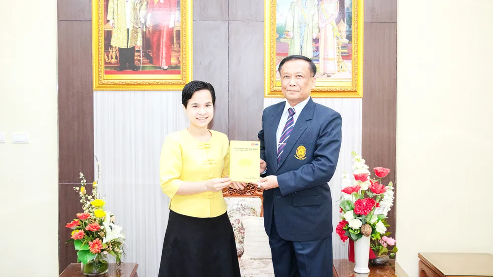 TS Trương Thị Hằng tặng ông Kittisak Samuttharak, Hiệu trưởng Đại học Rajabhat Lampang cuốn sách về Chủ tịch Hồ Chí Minh